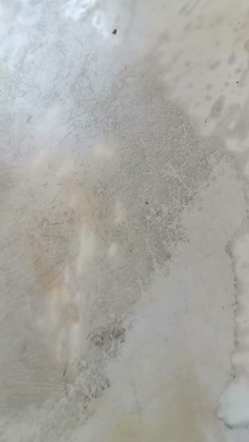 瓷砖翻新前:釉面磨损失光、污渗实拍(工地视频截图)