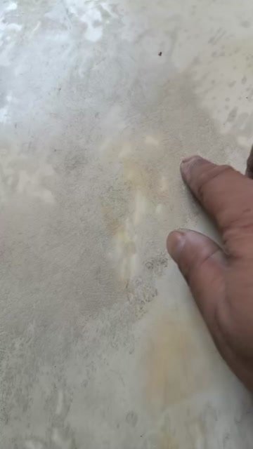 瓷砖翻新前:手触粗糙无釉面实拍(工地视频截图)