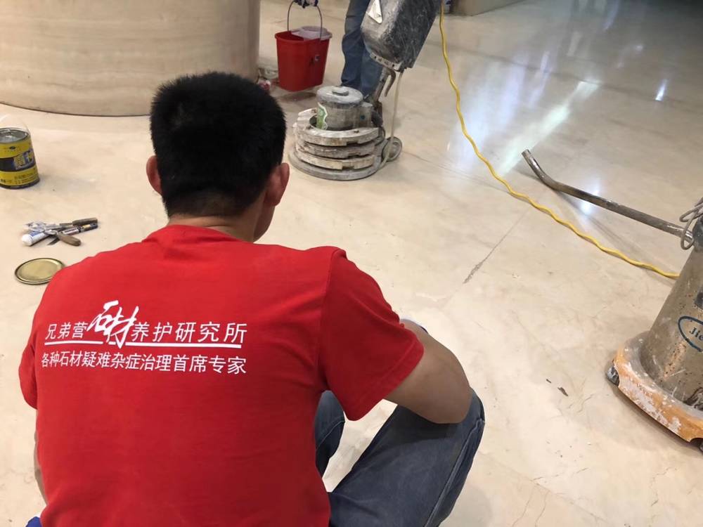 石材翻新施工中：研磨机作业实拍